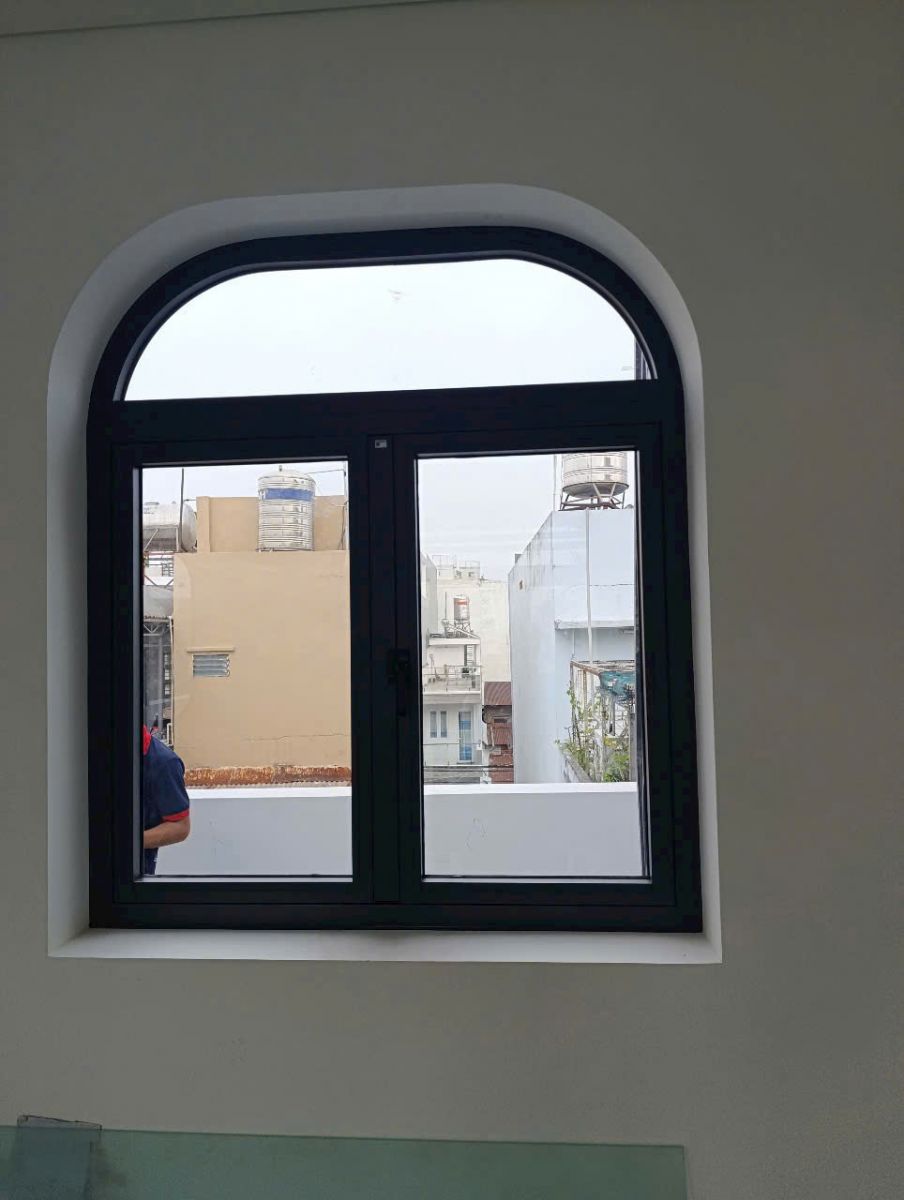 cửa sổ uốn vòm nhôm Xingfa